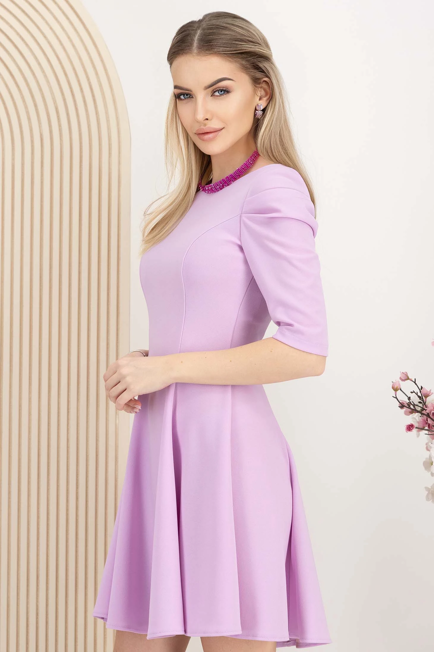 Rochie din crep roz-deschis scurta in clos cu umeri bufanti